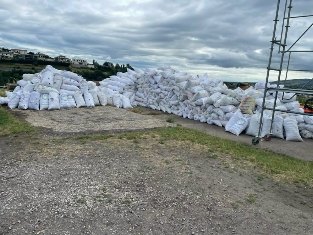 Les sacs de bouchons préparés par les bénévoles